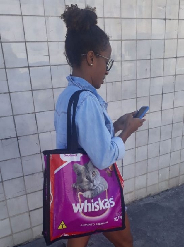 contioutra.com - Estudante cria bolsas ecológicas com sacos de ração e usa renda para alimentar cães e gatos de rua