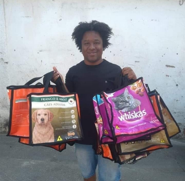 contioutra.com - Estudante cria bolsas ecológicas com sacos de ração e usa renda para alimentar cães e gatos de rua