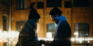 Conversem sempre, porque o silêncio são pedras que se tornam muros