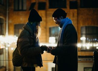 Conversem sempre, porque o silêncio são pedras que se tornam muros