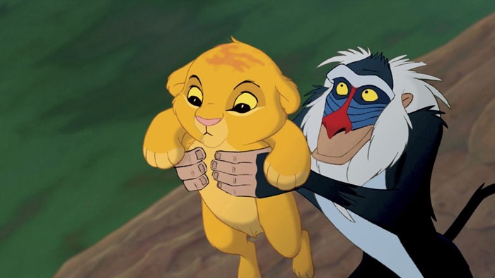 contioutra.com - Babuíno encontra filhote de leão perdido, o toma como filho; e eles ainda recriaram a cena do Rei Leão!