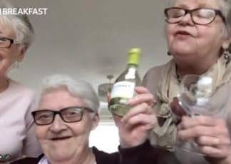 Vovós vão passar a quarentena juntas com vinhos e muitas gargalhadas