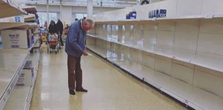 Imagem de idoso procurando comida em supermercado vazio é retrato do egoísmo durante a pandemia
