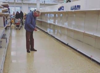 Imagem de idoso procurando comida em supermercado vazio é retrato do egoísmo durante a pandemia