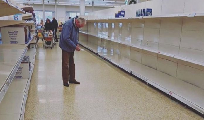 Imagem de idoso procurando comida em supermercado vazio é retrato do egoísmo durante a pandemia