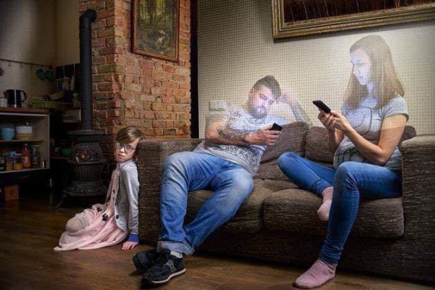 contioutra.com - Sequência de imagens mostra como o celular está afetando as relações familiares.