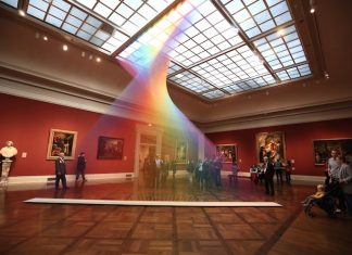 Museu de Arte de Toledo expõe obra que cria arco-íris artificial