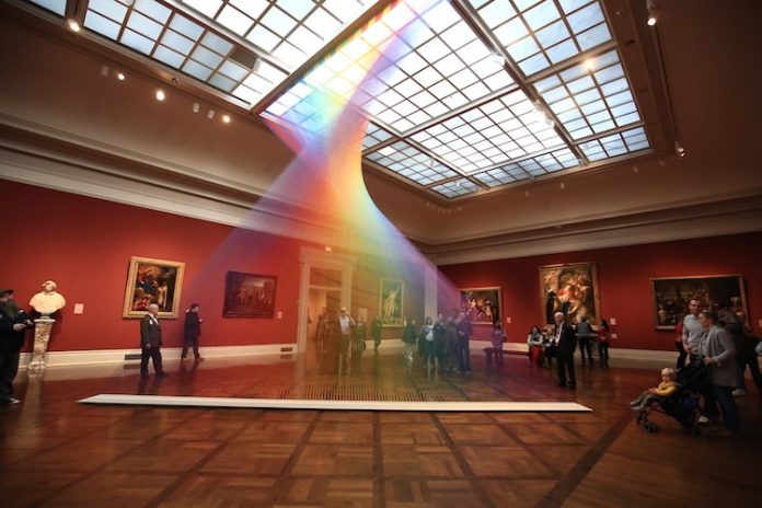 Museu de Arte de Toledo expõe obra que cria arco-íris artificial