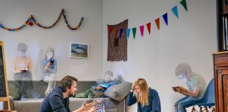 Sequência de imagens mostra como o celular está afetando as relações familiares. Sequência de imagens mostra como o celular está afetando as relações familiares.