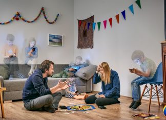 Sequência de imagens mostra como o celular está afetando as relações familiares.