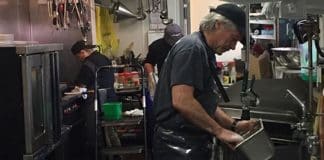 Em meio à pandemia, Bon Jovi lava louças em restaurante que oferece comida a quem não pode pagar