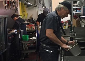 Em meio à pandemia, Bon Jovi lava louças em restaurante que oferece comida a quem não pode pagar