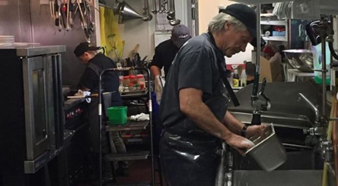 Em meio à pandemia, Bon Jovi lava louças em restaurante que oferece comida a quem não pode pagar