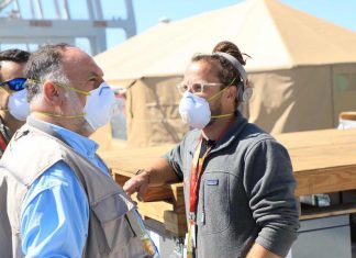 Chef fecha restaurantes premiados e passa a servir comida a pessoas necessitadas durante pandemia