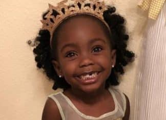 Garotinha se emociona ao ganhar da mãe uma boneca negra: ‘Tem pele de chocolate como eu’