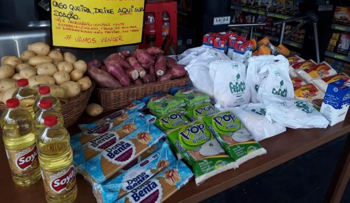 Comerciante cria ‘mesa solidária’ para doar alimentos durante pandemia