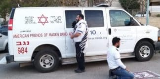 Paramédicos judeu e muçulmano fazem oração juntos em Israel e emocionam a web Paramédicos judeu e muçulmano fazem oração juntos em Israel e emocionam a web