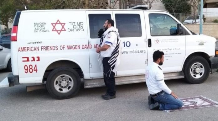 Paramédicos judeu e muçulmano fazem oração juntos em Israel e emocionam a web