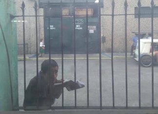 Homem todos os dias espia sala de aula do lado de fora para aprender o mesmo que as crianças