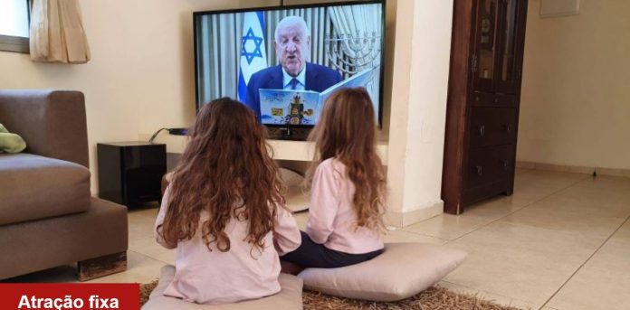 AÇÃO INUSITADA: presidente de Israel conta histórias para crianças durante a pandemia