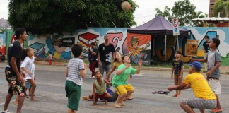 O resgate de brincadeiras de rua para afastar filhos de games e celulares