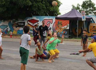 O resgate de brincadeiras de rua para afastar filhos de games e celulares
