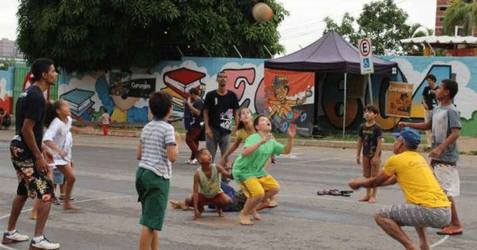 O resgate de brincadeiras de rua para afastar filhos de games e celulares