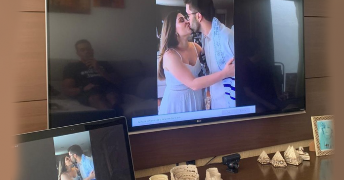 Noivos cancelam casamento presencial e fazem cerimônia ao vivo nas redes sociais