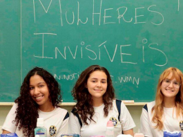 Jovens distribuem absorventes para mulheres em situação de rua