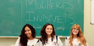 Jovens distribuem absorventes para mulheres em situação de rua