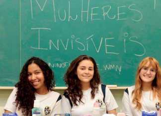 Jovens distribuem absorventes para mulheres em situação de rua