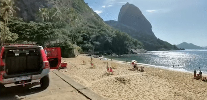Bombeiros do RJ e SP iniciam rondas nas praias com alertas para evitar aglomerações.