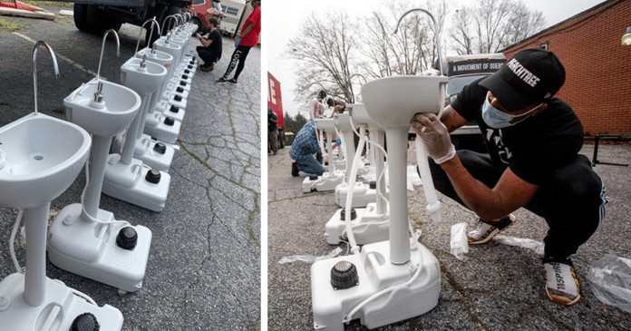 ONG desenvolve pias para ajudar moradores de rua a lavarem as mãos.