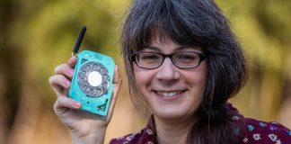 Engenheira cria celular com discagem rotativa e sem internet para não precisar mais usar smartphone
