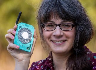 Engenheira cria celular com discagem rotativa e sem internet para não precisar mais usar smartphone