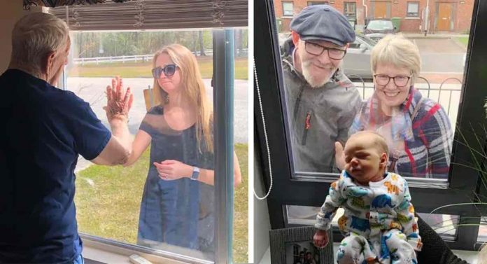 Fotos emocionantes mostram como as pessoas visitam seus parentes sem prejudicá-los