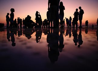 Um vírus invisível causando estrago e ainda tem gente que se acha grande coisa