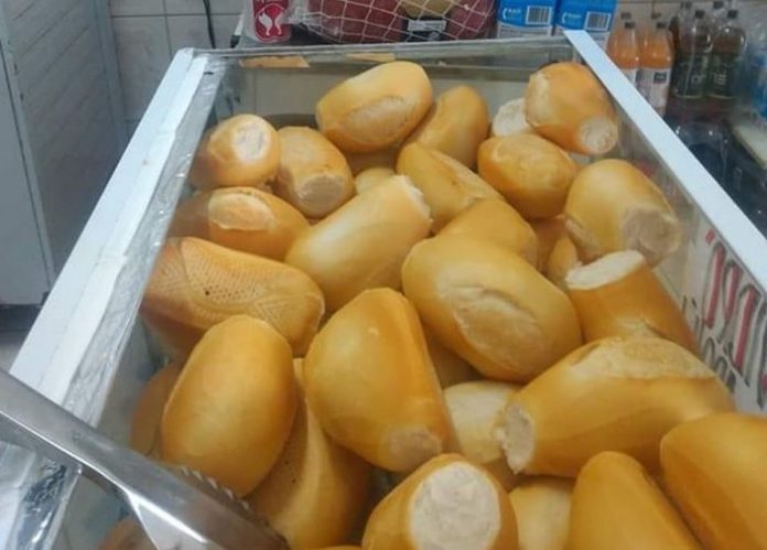 Mercadinho passa a distribuir pães a famílias necessitadas durante quarentena do Coronavírus