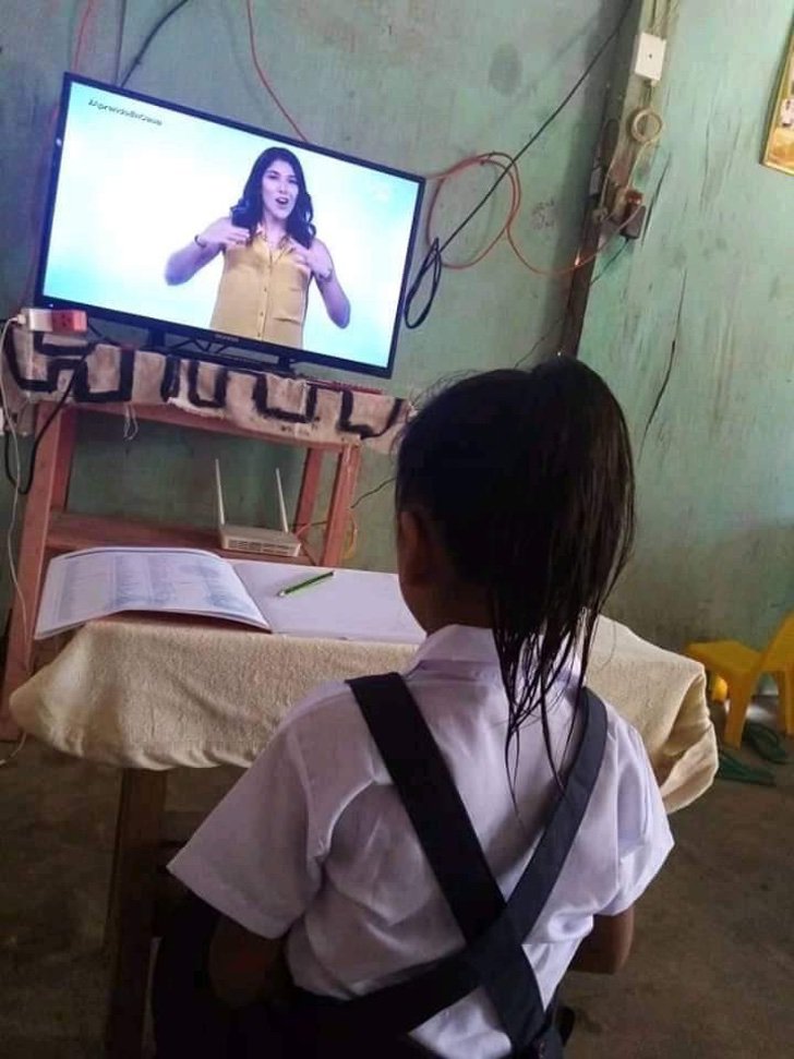 contioutra.com - Menina é fotografada vestindo seu uniforme para participar de aulas virtuais.