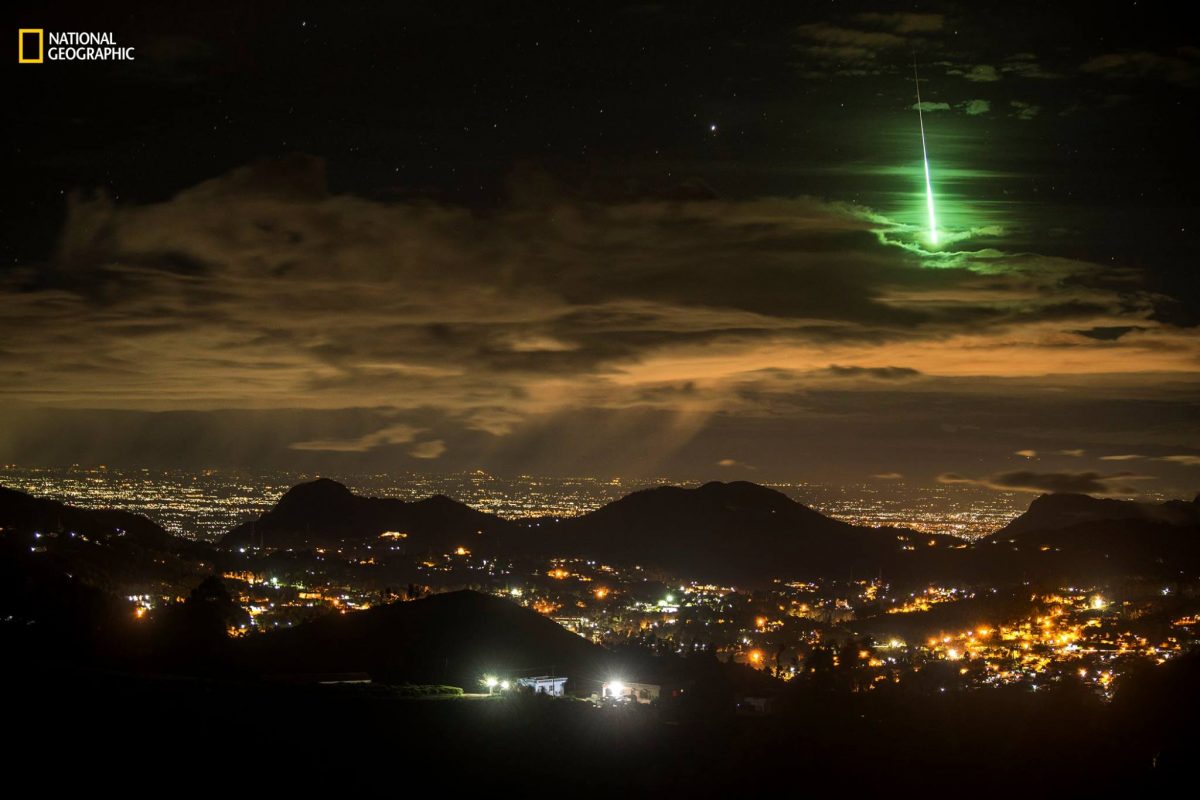 contioutra.com - Fotógrafo capta o momento em que meteoro verde cruzava o céu da Índia