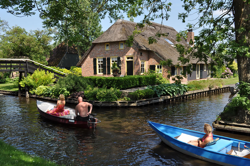 contioutra.com - Giethoorn: Conheça a vila holandesa sem ruas que parece cenário de contos de fadas