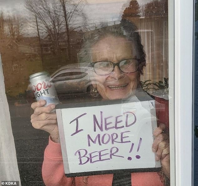 contioutra.com - Vovó em isolamento implora a vizinhos pela janela, “Preciso de mais cerveja”; pedido viraliza e ela recebe 150 latinhas