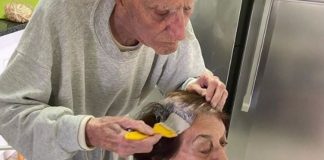 Vovô de 92 anos pinta os cabelos da esposa durante isolamento; “Faz tudo para que ela se sinta bonita”