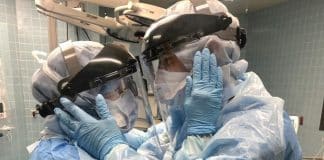 Casal de enfermeiros se abraça durante o trabalho: “Ele entende” Casal de enfermeiros se abraça durante o trabalho: “Ele entende”