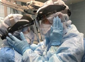 Casal de enfermeiros se abraça durante o trabalho: “Ele entende”