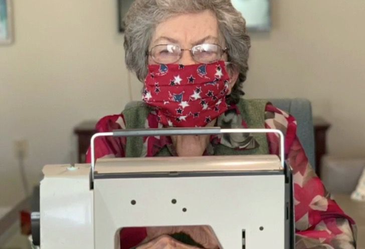 contioutra.com - Vovó de 96 anos costura máscaras para sua comunidade.