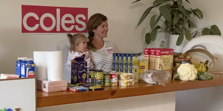 contioutra.com - Fam&iacute;lia amorosa cria mercadinho em casa para que av&oacute; com Alzheimer possa fazer compras durante a quarentena.