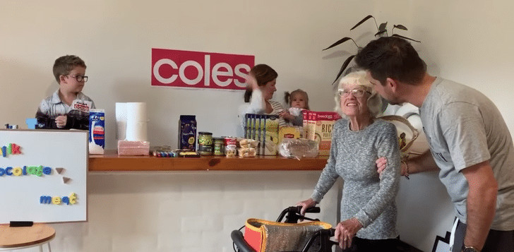 contioutra.com - Fam&iacute;lia amorosa cria mercadinho em casa para que av&oacute; com Alzheimer possa fazer compras durante a quarentena.