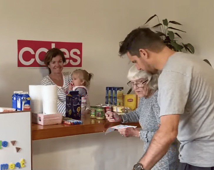 contioutra.com - Fam&iacute;lia amorosa cria mercadinho em casa para que av&oacute; com Alzheimer possa fazer compras durante a quarentena.