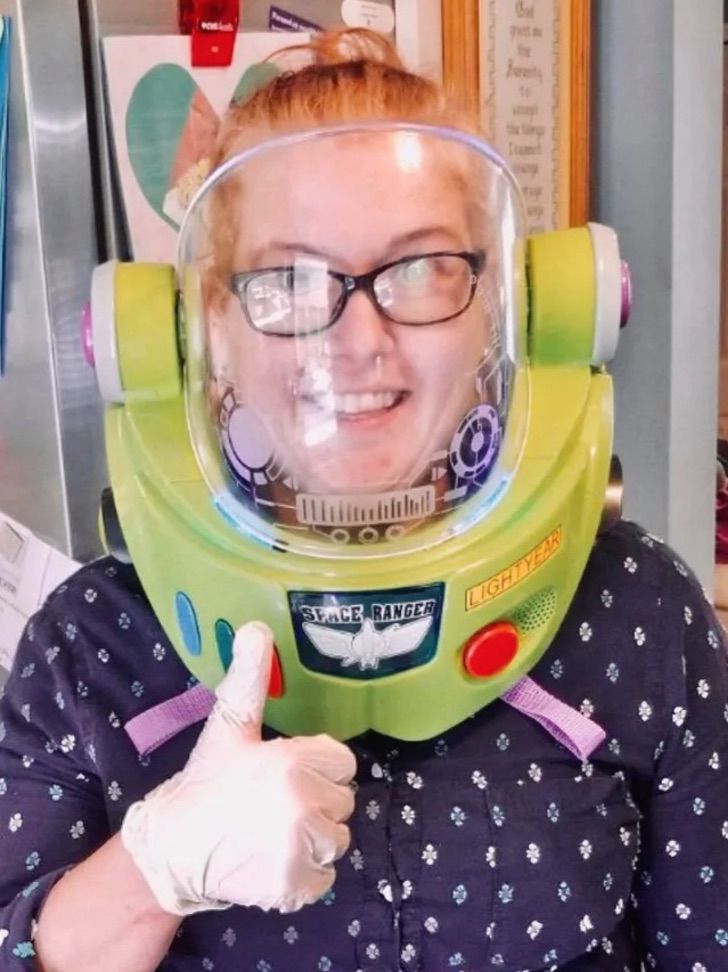 contioutra.com - Mãe faz sucesso ao usar o capacete do Buzz Lightyear para se proteger ao fazer compras.